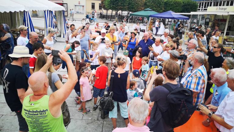 Flug der weißen Friedenstaube beim Bautzner Friedensfest.