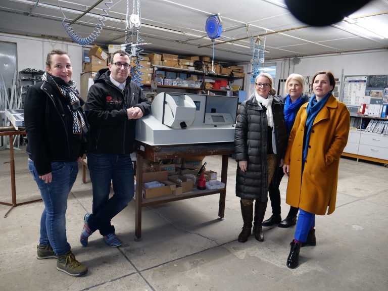 Besuch der Juri und der Schirmherrin Annett Hofmann bei Stahlbau Lottes in Kamenz für den Adelie Avard