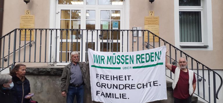 Schweigemarsch zum Gesundheitsamt in Bautzen