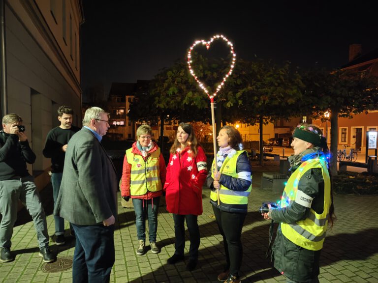 Montags in Bautzen  Mahnwache oder Diskussion ? Warum nicht beides ?