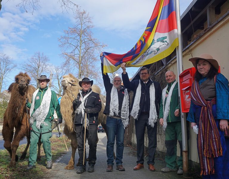 „Tibet wir sind bei dir!“<br>Die tibetische Flagge weht als Symbol der Solidarität über dem Görlitzer Tierpark<br>Der 10. März war auch in diesem Jahr wieder ein besonderer Termin im Naturschutz-Tierpark