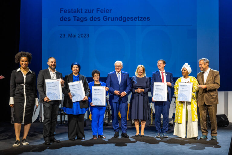 Hamida Taamiri als „Botschafterin für Demokratie und Toleranz“ 2023 in Anwesenheit des Bundespräsidenten ausgezeichnet