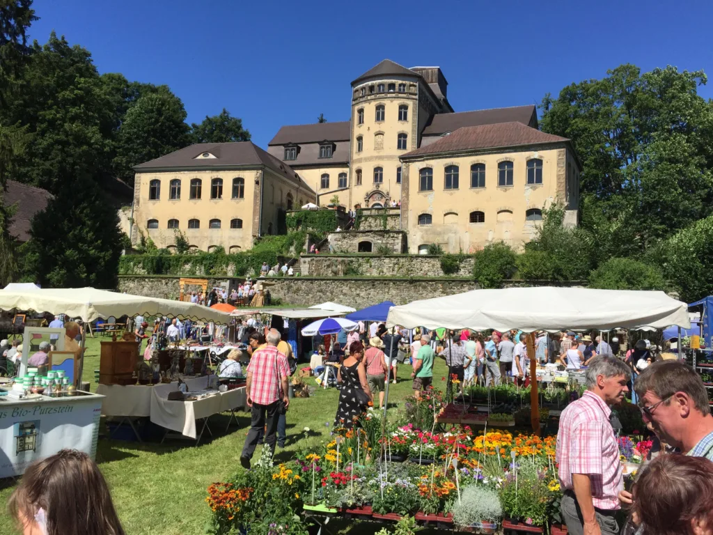 SchlossmitMarkt.jpg