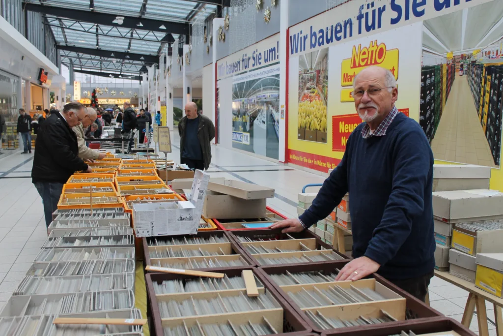 Ueber 250.000 alte Ansichtskarten werden im Cottbuscenter angeboten.JPG